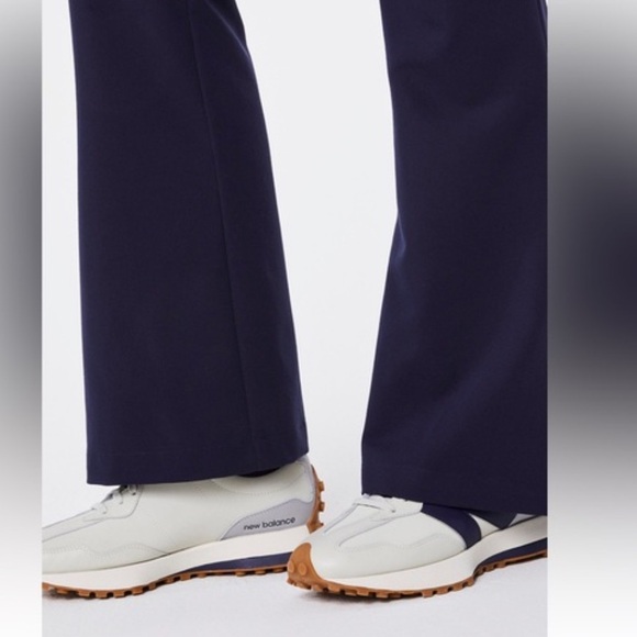 FIGS- Cordova Flare High Waisted Scrub pants in navy blue - Picture 4 of 6